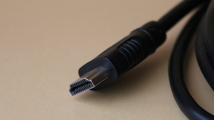 با استفاده از کابل HDMI از طریق گیرنده یا نوار صوتی خود از طریق تلویزیون