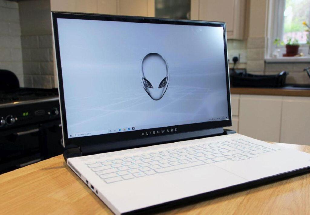 Alienware m17 R4 (2021)، از بهترین لپ تاپ های برند دل.